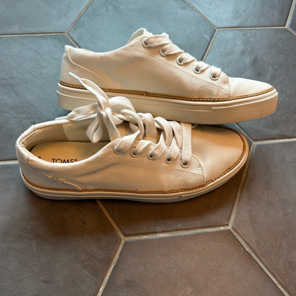 TOMS Women's 8.5 Lace Up Cream Sneakers